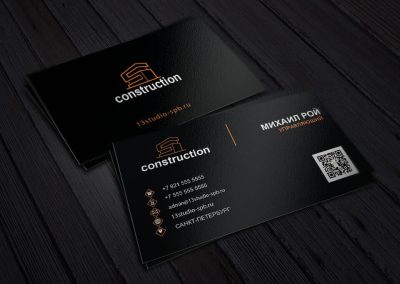 Шаблон визитки на черном фоне с логотипом для строительной компании